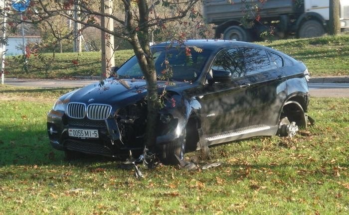 Óvakodj a részeg autómosótól! 2 Minden autómosóban, hotelben, műhelyben akad egy olyan jómunkásember, aki előszeretettel nyomja ki a jobb verdák szemét. Efelől ne legyen kétségünk, a mi autónk se kivétel!
