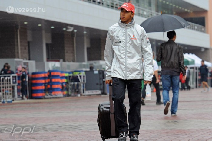 Hamilton jobb autót akar a hajrára