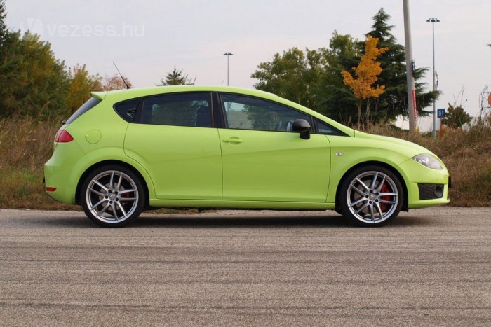 Hatalmas kerekek és csaknem kétcentis ültetés. Ennyi a különbség az alapváltozathoz képest. 