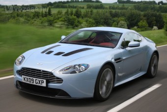 Kettészakadt egy Aston Martin - videó
