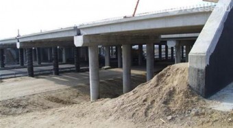 Megsüllyedt egy felüljáró az M6-osnál