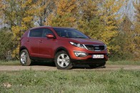 Hat év után megérkezett a Kia Sportage harmadik generációja. Hosszabb, szélesebb és alacsonyabb lett a teljesen megújult modell, és ezzel egy időben - bár az összkerék-hajtás megmaradt - szinte teljesen beszokott a városba.