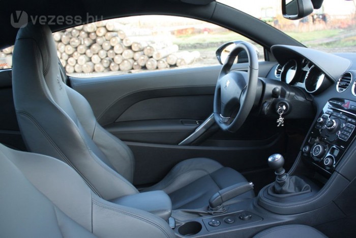 Elöl kényelmes az autó, nem hat szűknek