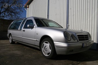 Mercedesszel a sírba