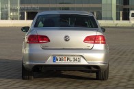 A VW embléma alól kukucskál ki a kamera