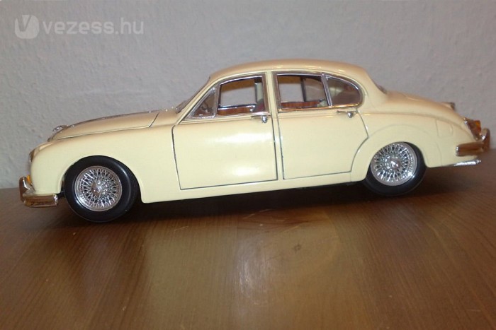 A kor divatjának megfelelő, klasszikus forma