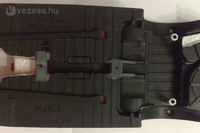 Alul is festegetünk és elkészült a hővédő lemez is