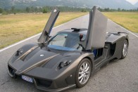 A Lavazza GTX-R szemérmetlenül lopja napjaink leghíresebb sportautóinak formai elemeit. Nagy vonalakban az Enzo volt a papa, de a szemét bizony anyutól, a Pagani Zondától örökölte.