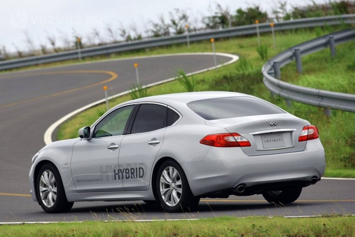 Hanggal védi a gyalogosokat az Infiniti 3