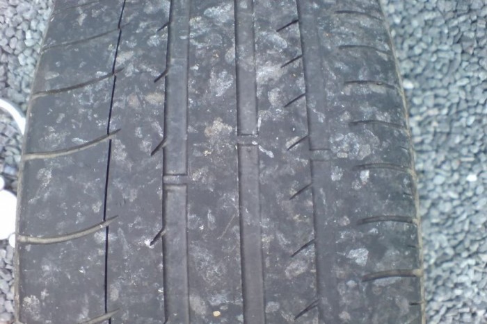 Hová kerüljön a kopottabb gumi? 6 | Vezess Ennyire kopott gumit már kész öngyilkosság föltenni, de ha mégis muszáj, akkor inkább kerüljön előre.