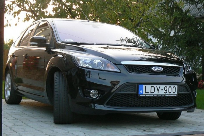 Hová kerüljön a kopottabb gumi? 11 | Vezess Az utólagosan felszerelt ST lökhárító nem tartalmaz krómozást, más a légbeömlő formája és a ködlámpafészek. Apróság, de szebbé teszi az autó orrát.