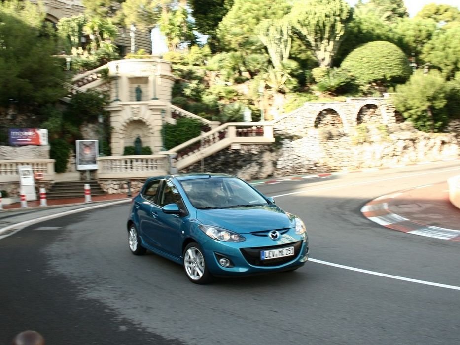 Egy kezemen meg tudom számolni a külső változtatásokat a ráncfelvarrt Mazda2-n, de egy három éve töretlen sikerrel futó autótól nem is várnánk sokkal többet. A futómű egy pöppet lágyabb lett és belül is finomodtak az egyébként zord, kemény műanyagok.