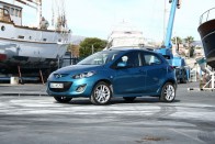 A sportos kisautós arculat jobban bejön a Mazda2-nek, mint a kis családi autós, korábban