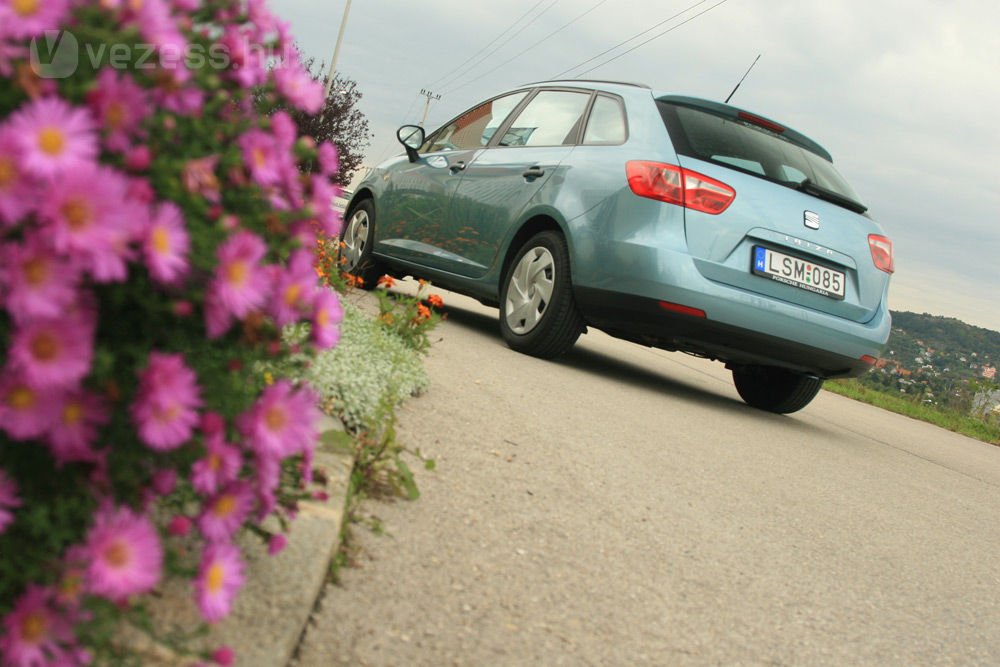 Elődje idejében Vario néven futott a kombi, a jelenlegi Ibizából ST-nek hívják. A SEAT-nál nem kapható a 85 lóerős változat az 1,2 TSI-ből, csak az erősebb verzió, így a szívómotoros 1,4-es áll középen