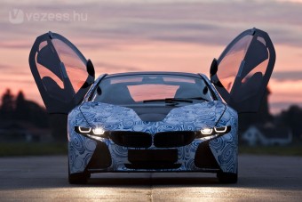 Hivatalos: Jön a BMW hibrid sportkocsija