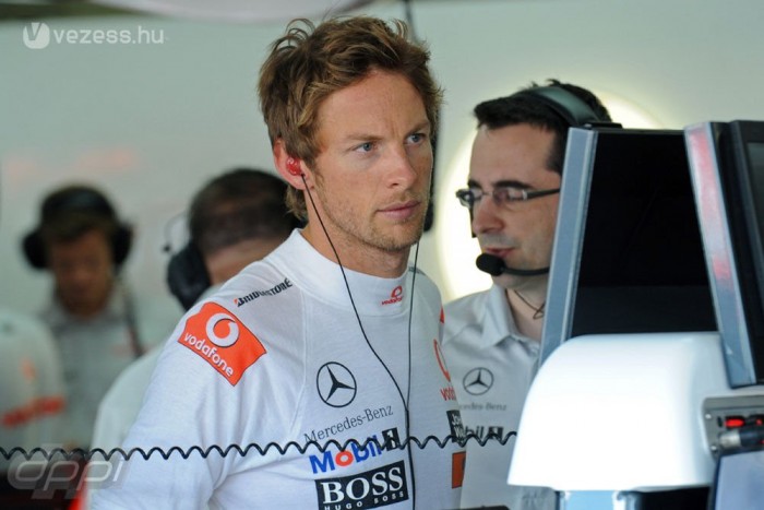 F1: Buttont megtámadták