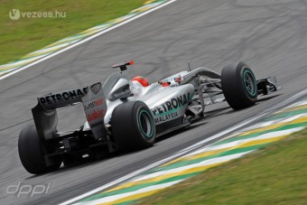 Schumacher szívességet tett Rosbergnek