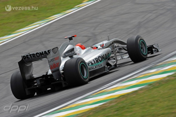 Schumacher szívességet tett Rosbergnek