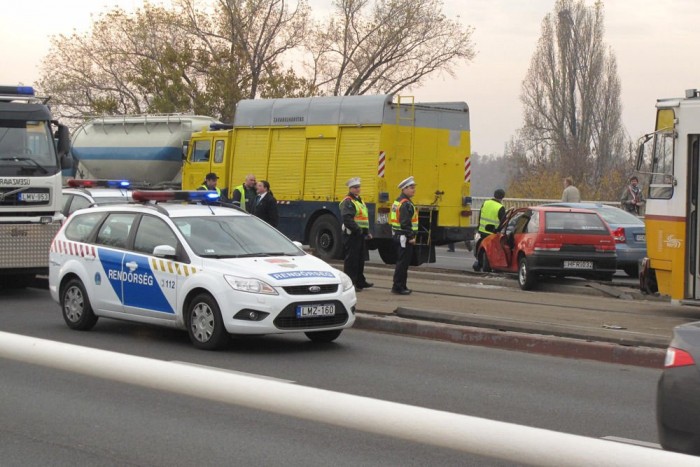 Oda az Árpád híd 3 | Vezess Több sávot is lezártak, komoly a torlódás