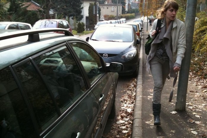 Új bírságolási szokás Budapesten 1 A Mazda volt az egyik áldozat. Nem áll megállni tilos tábla hatály alatt - viszont szemben áll a forgalommal