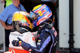 F1: Hamilton Webbernek drukkol