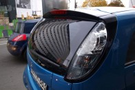 LED-technológiás hátsó lámpák (a hátsó szélvédőn a Radio Franc épülete tükröződik)