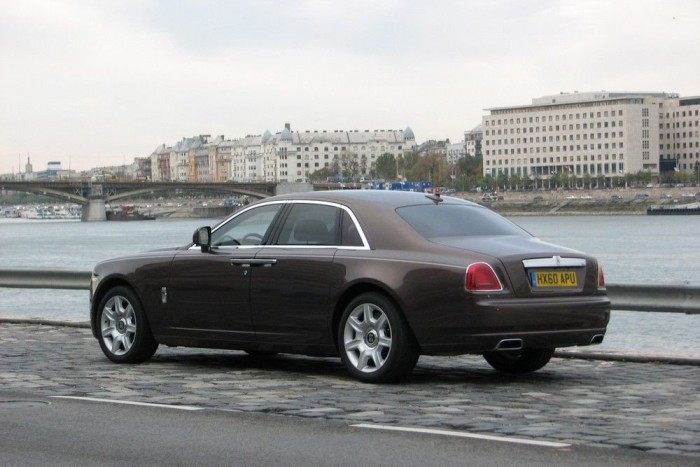 A vastag C-oszlop a hátul ülő gazdag ember intimitását szolgálja