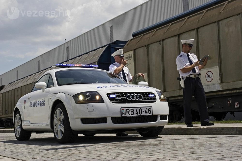 41986_325502_1000x700.jpg | Vezess A rendőröknek is ajándékozott az Audi a TT-kből