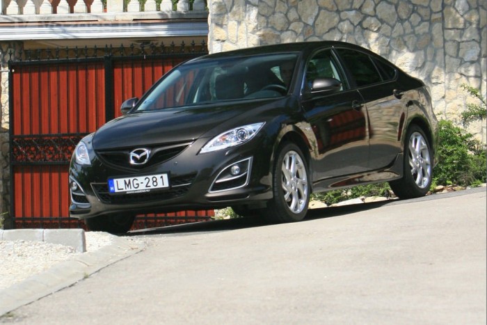 Mazda6: Nem a dízelekre 11 | Vezess Kívülről alig látszik a modellfrissítés, mert nem ez volt a lényeg. A Mazda arra számított, hogy a sportos futóműnek örülnek majd a tulajdonosok, de az ellenkezője derült ki. Az átdolgozással a kényelem javult, a sportosság elveszett