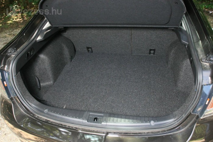 Mazda6: Nem a dízelekre 7 | Vezess Könnyű megtölteni a csomagteret a méretes ötödik ajtón át