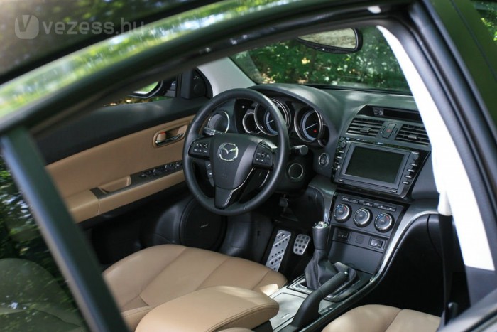 Mazda6: Nem a dízelekre 13 | Vezess Belül megmaradt a sportos hangulat. Sajnos az utas oldali első légzsák nem kapcsolható ki a slusszkulccsal