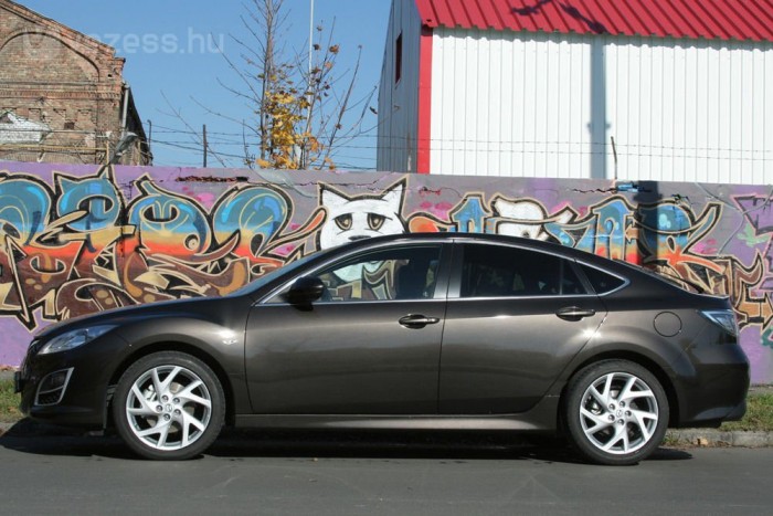 Mazda6: Nem a dízelekre 12 | Vezess Városban 14,5, Budapestet elhagyva csupán 7,8 litert fogyasztott a nagy benzines motor