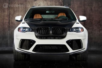 Erődemonstráció BMW szabadidő-autóval