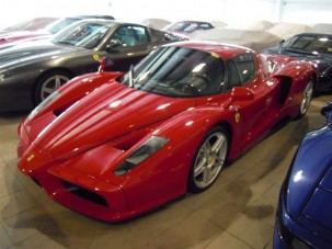 25 Ferrari eladó egy kézből