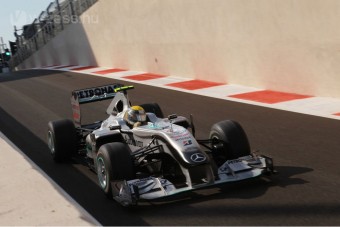 A versenyre gyúrtak a mercisek