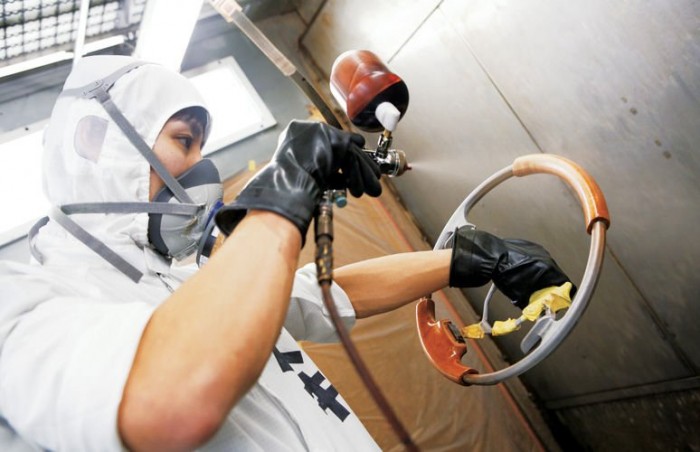 A polírozás és festés már igazi kézműves munka!