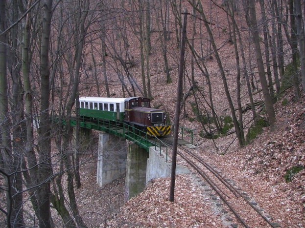 Itt még egy hagyományos mozdony húzza