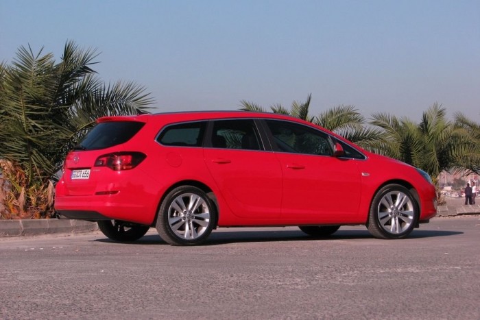 Kombiként is szép maradt az Astra 11 | Vezess A raktér hossza is 2,8 centit nőtt: 1835 mm hosszú karácsonyfáig nem kell hátradönteni a jobb egy támláját