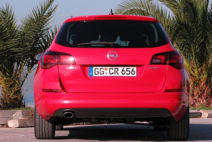 Kombiként is szép maradt az Astra 13 | Vezess Audis kicsit, de azért jól felismerhető az Astra kombi fara