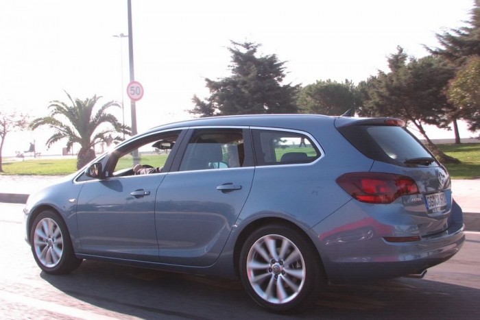 Kombiként is szép maradt az Astra 12 | Vezess A szürke kétliteres dízelmotorja illik jobban a kasztnihoz. Az 1,4-es turbó elég kevéske