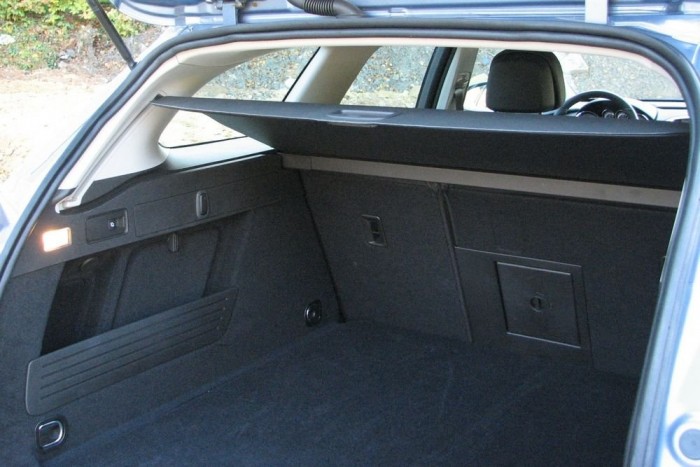 Kombiként is szép maradt az Astra 9 | Vezess A kalaptartó egy paskolásra felugrik, hogy könnyebben cuccolhassunk