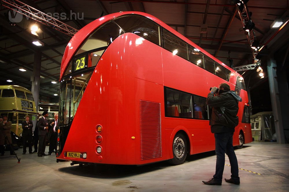 Az Aston Martintól jön az új londoni busz 4