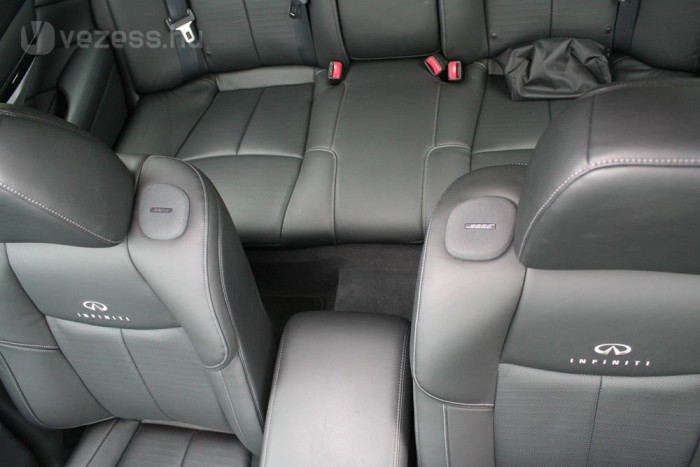 Lenyűgöző a hangélmény a 16 hangszórós Bose-rendszerrel