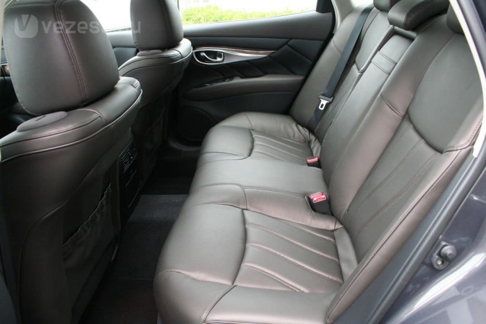 Doppingolt nehézatlétákra szabták a hátsó teret, minden irányban óriási a hely