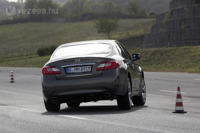 Sokkal kisebb oldaldőléssel szlalomozott a hátul is kormányzott változat