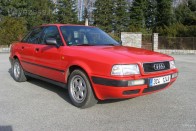 Audi 80, vagy Audi A4? Karakteresebb formája, kiforrottsága a régebbi modell felé billenti a mérleg nyelvét.