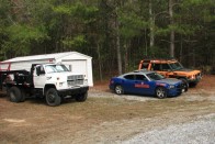 Csőrös teherautó, Charger járőrkocsi és V8-as, benzines Land Rover Discovery