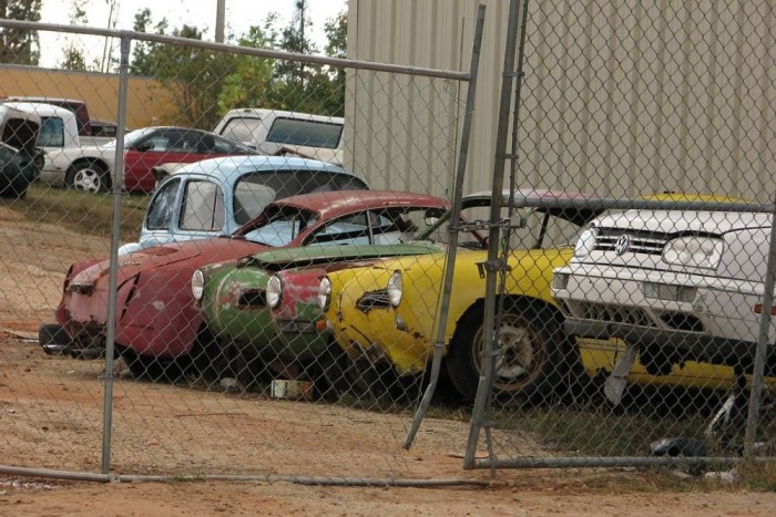 Amerika autóbuzi szemmel 11 | Vezess VW Karmann-Ghiák enyésznek egy 3-as Golf kabrió mellett a bontó udvarán