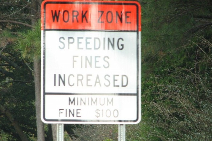 Amerika autóbuzi szemmel 9 | Vezess Konkrét összegekkel fenyegeti a gyorshajtókat a tábla. (Persze le se tojják az autósok)