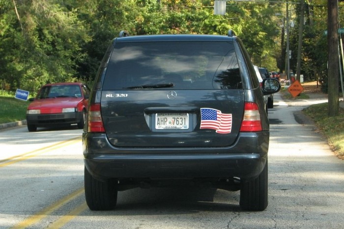 Amerika autóbuzi szemmel 13 | Vezess Büszke amerikai. Kéne neki szólni, hogy német autóban ül